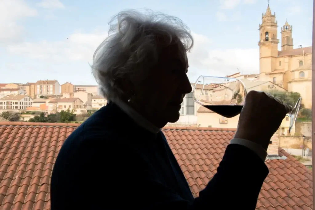Victoria Cañas, de Bodegas Diez-Caballero, con el pueblo de Elciego al fondo. Fotos: Leire Díez